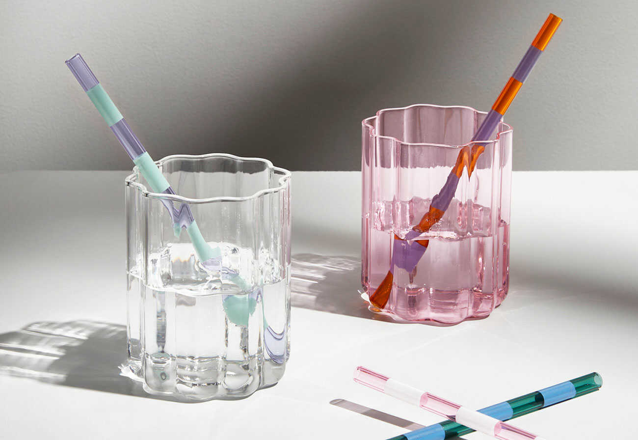 Fazeek wave water glasses in clear and pink on a white table.
