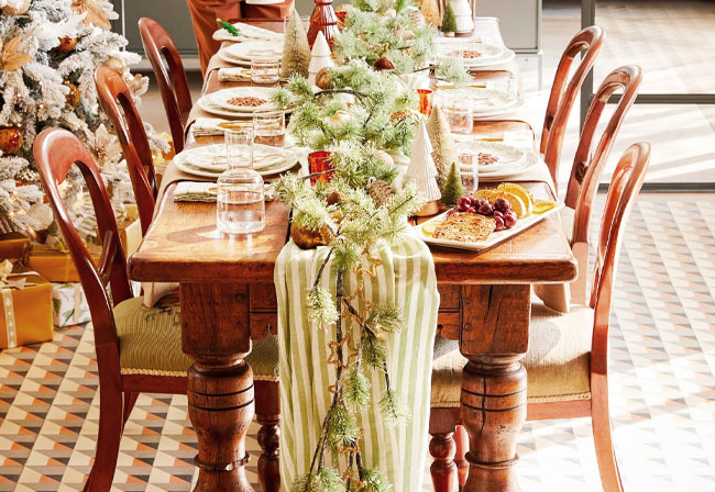A Christmas table with a luxurious garland decoration.