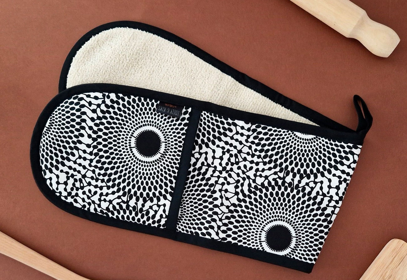 Black and white African print oven glove.