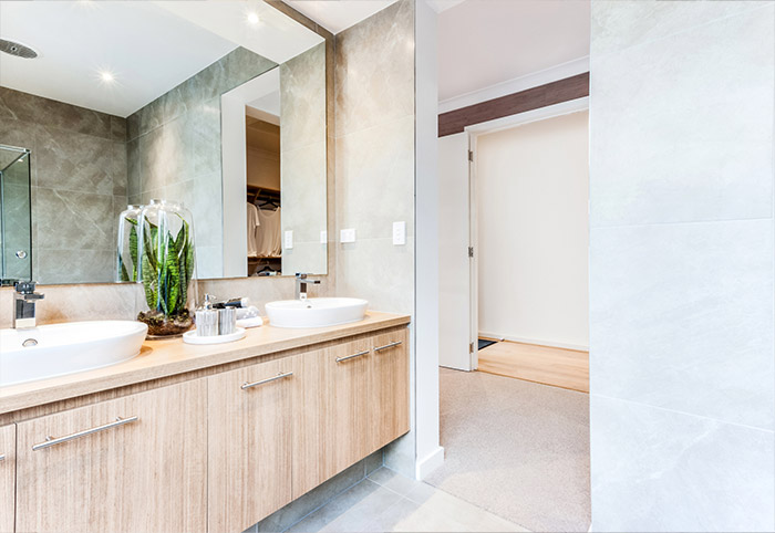 Extended ensuite mirror in a small room