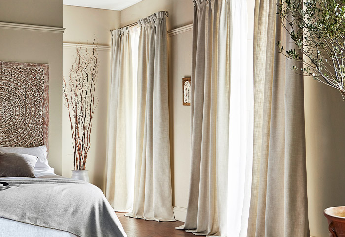 TUISS shimmering bedroom curtains