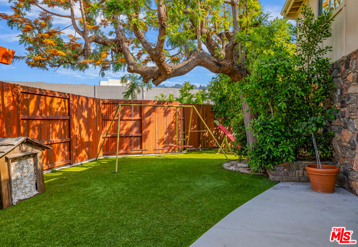 Backyard of the Brady Bunch house.