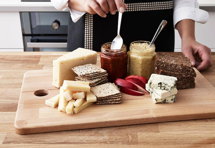 Condiments on the IKEA PROPPMÄTT Chopping board.