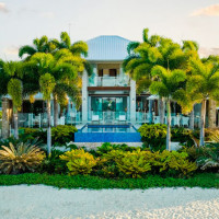 Step Inside A Beachfront Whitsundays Beauty