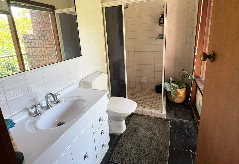 1980s ensuite with white basin.