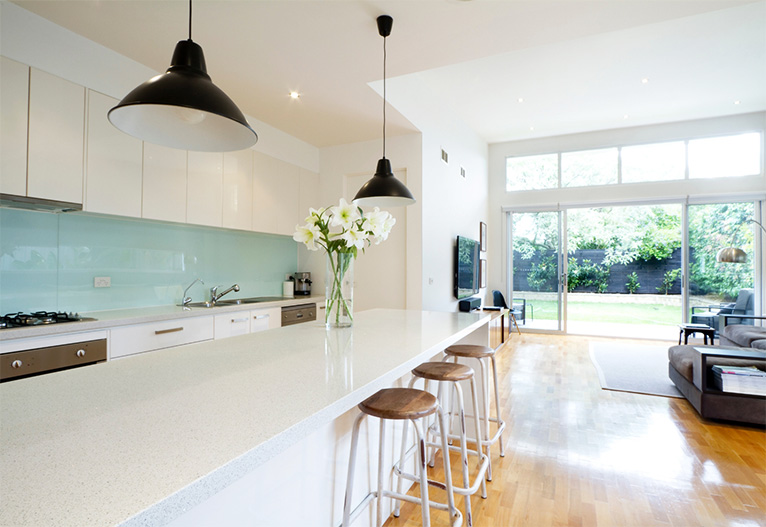 A fresh white kitchen with view to backyard.